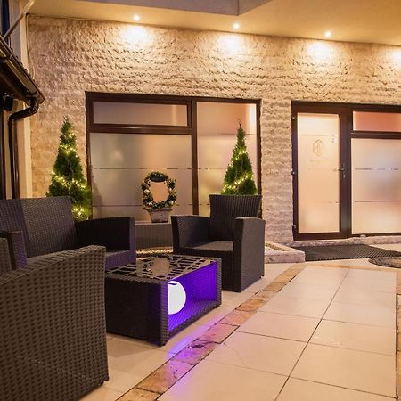H & V Residence - Bungalow Apartment Arad Esterno foto