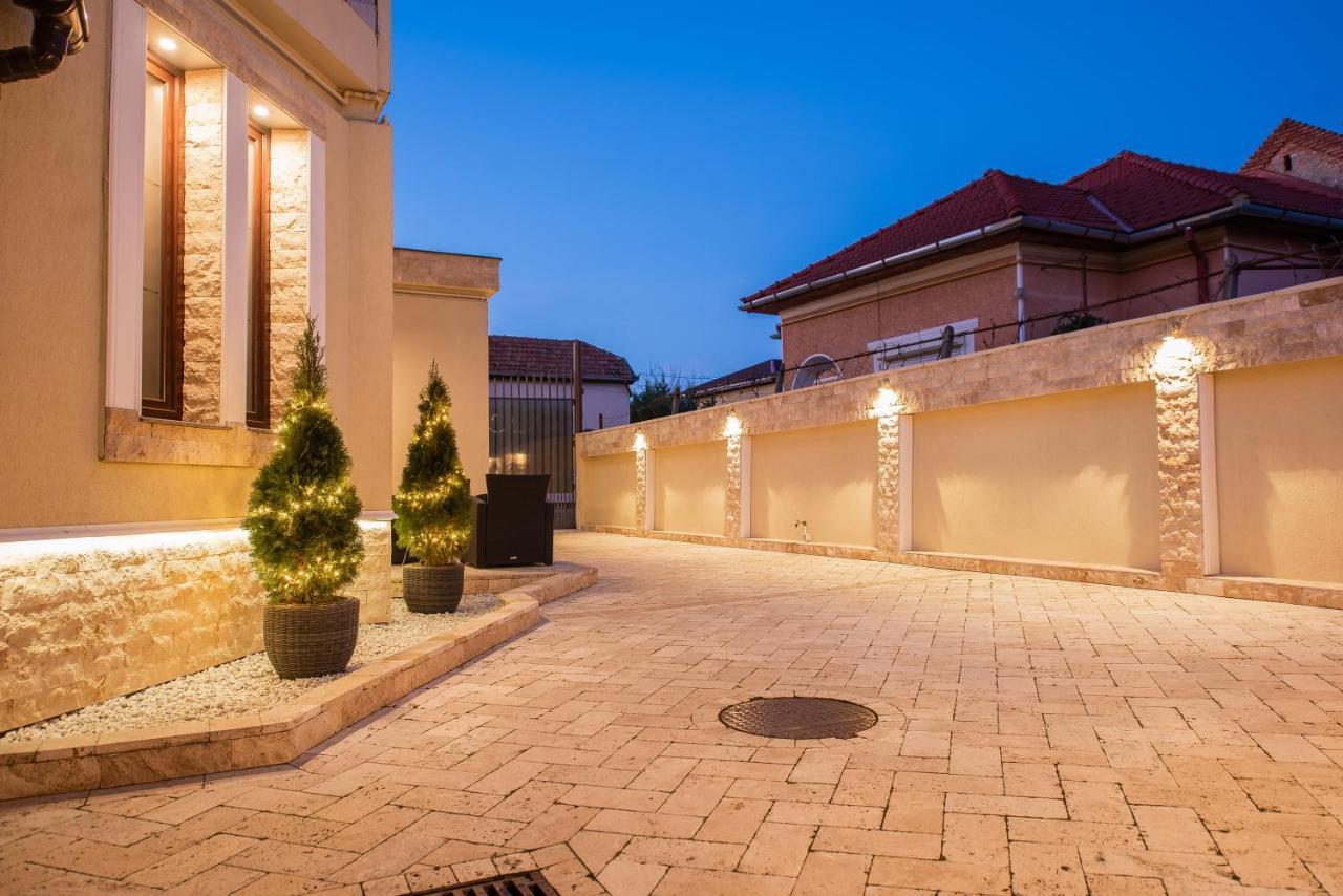 H & V Residence - Bungalow Apartment Arad Esterno foto