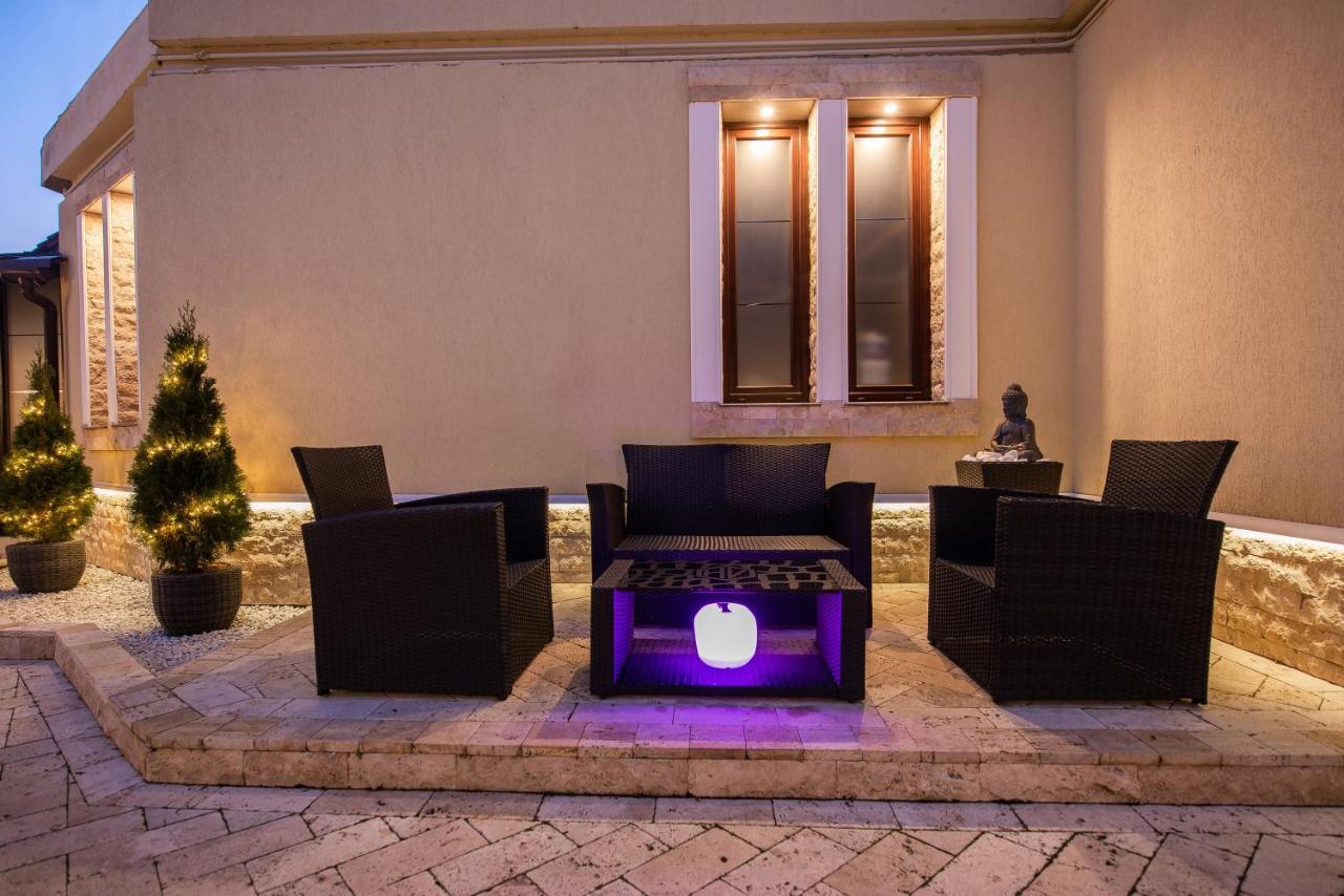 H & V Residence - Bungalow Apartment Arad Esterno foto