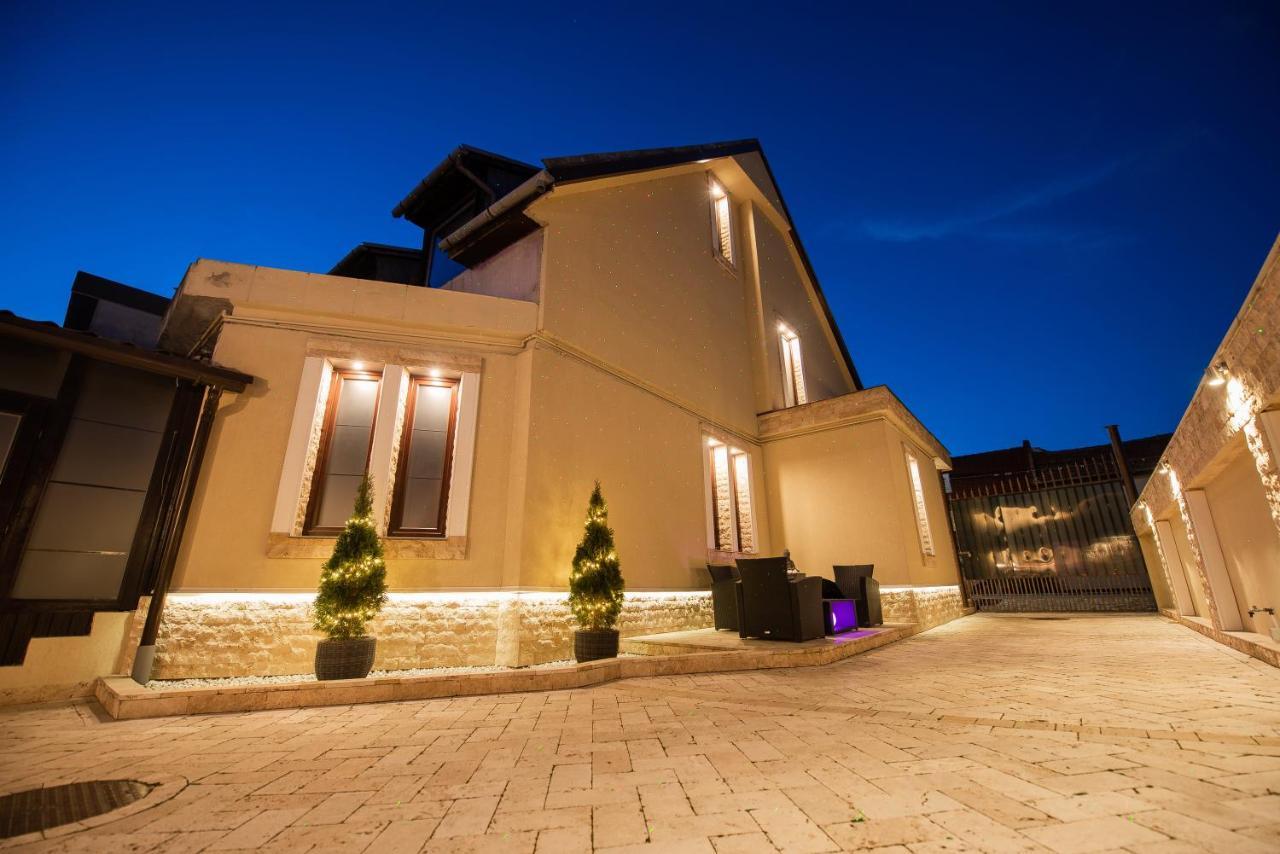 H & V Residence - Bungalow Apartment Arad Esterno foto