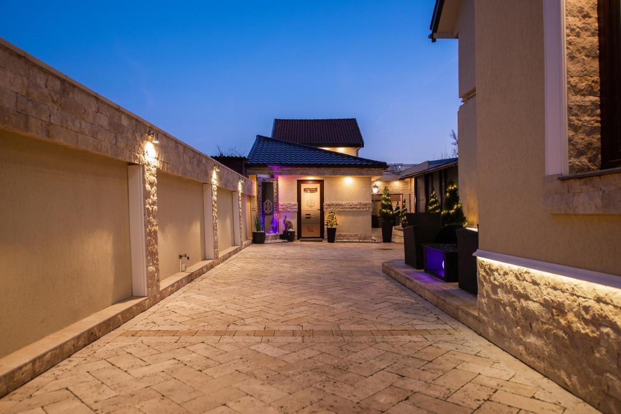 H & V Residence - Bungalow Apartment Arad Esterno foto