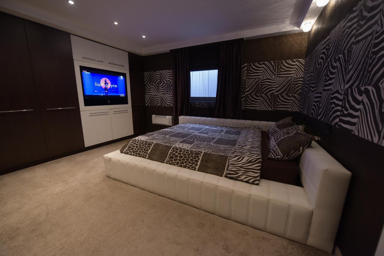 H & V Residence - Bungalow Apartment Arad Esterno foto