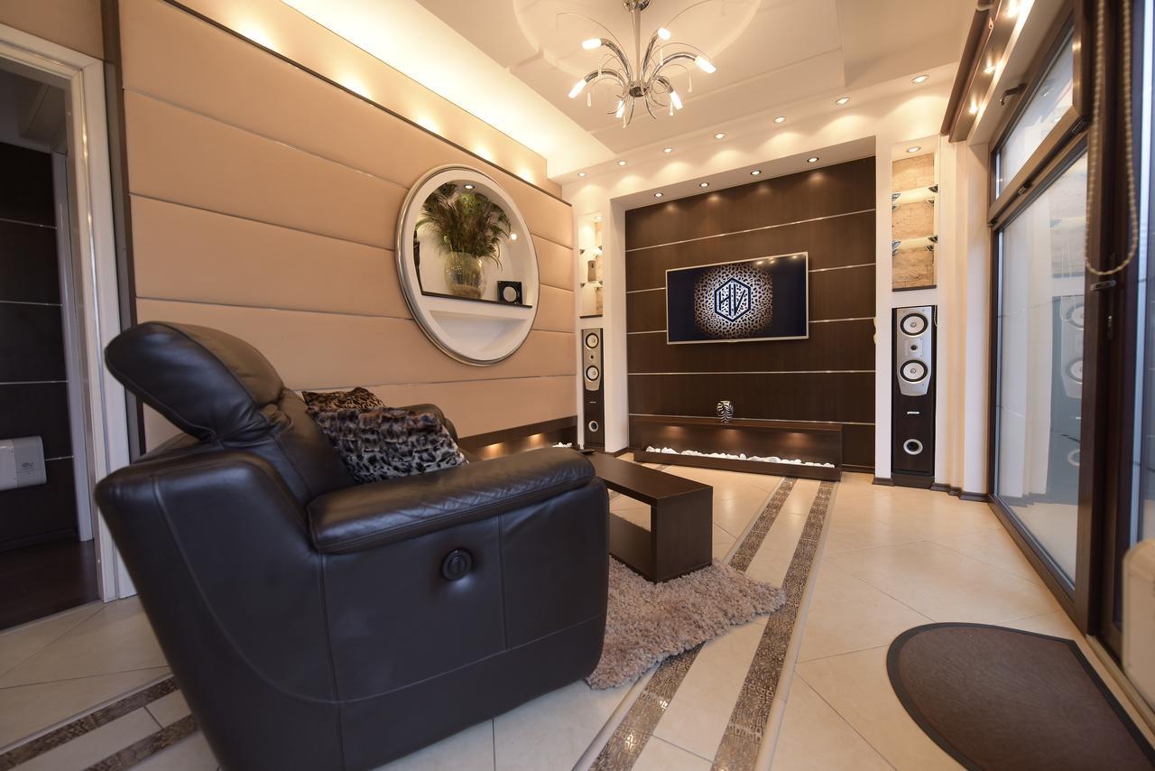 H & V Residence - Bungalow Apartment Arad Esterno foto