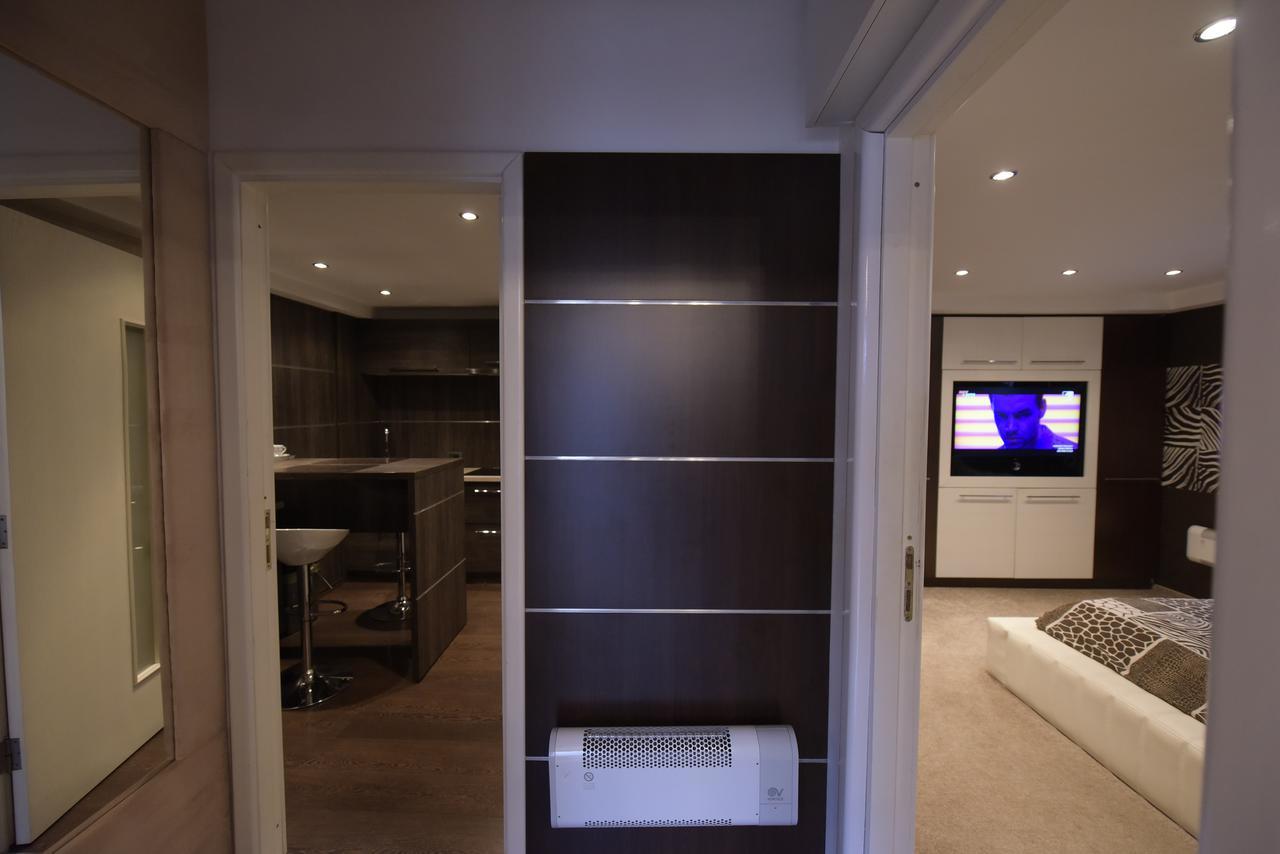 H & V Residence - Bungalow Apartment Arad Esterno foto