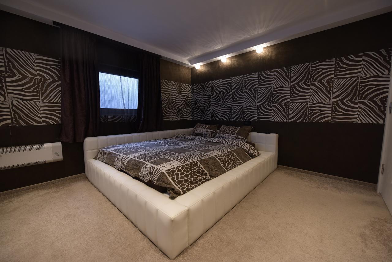 H & V Residence - Bungalow Apartment Arad Esterno foto